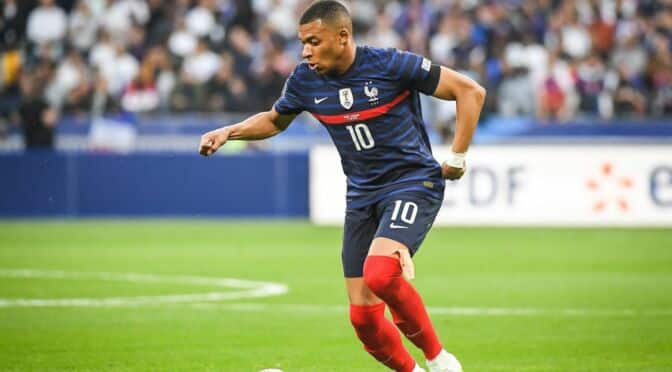 France&rsquo;s football team to start taking the train