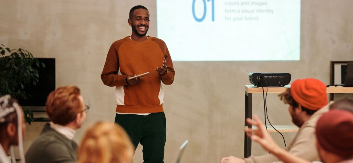 se presenter en reunion