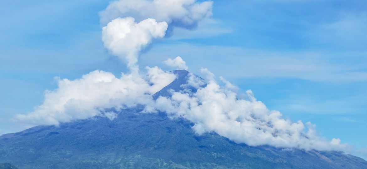 Bali flights cancelled due to dangerous volcanic ash