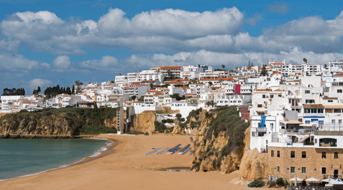 Albufeira to fine tourists for wearing swimwear away from the beach