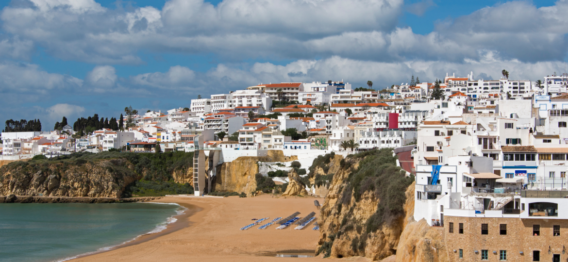 Albufeira to fine tourists for wearing swimwear away from the beach