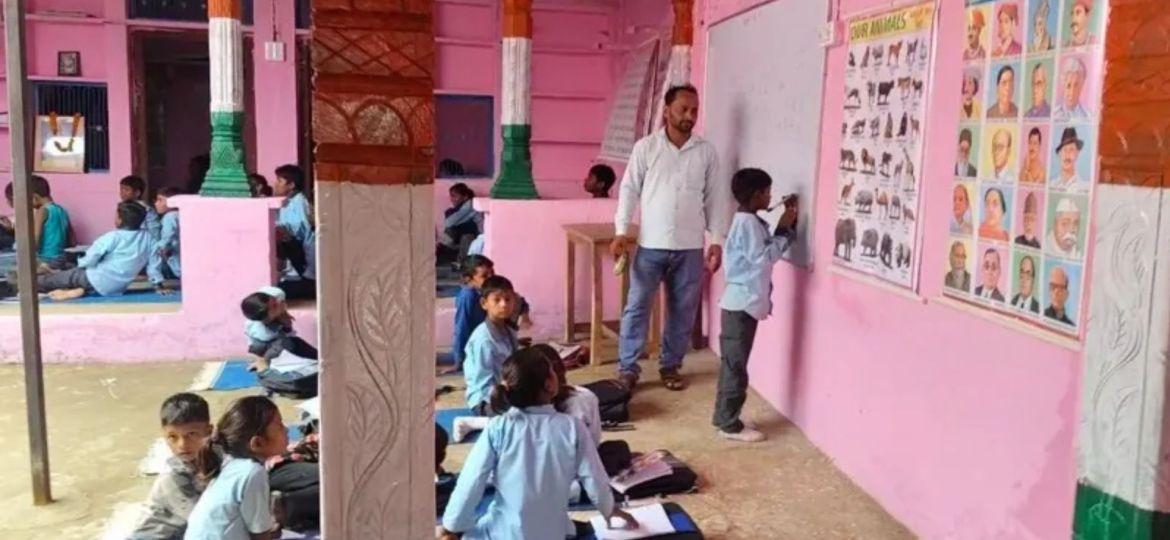 Indian farmer gives up home for village school