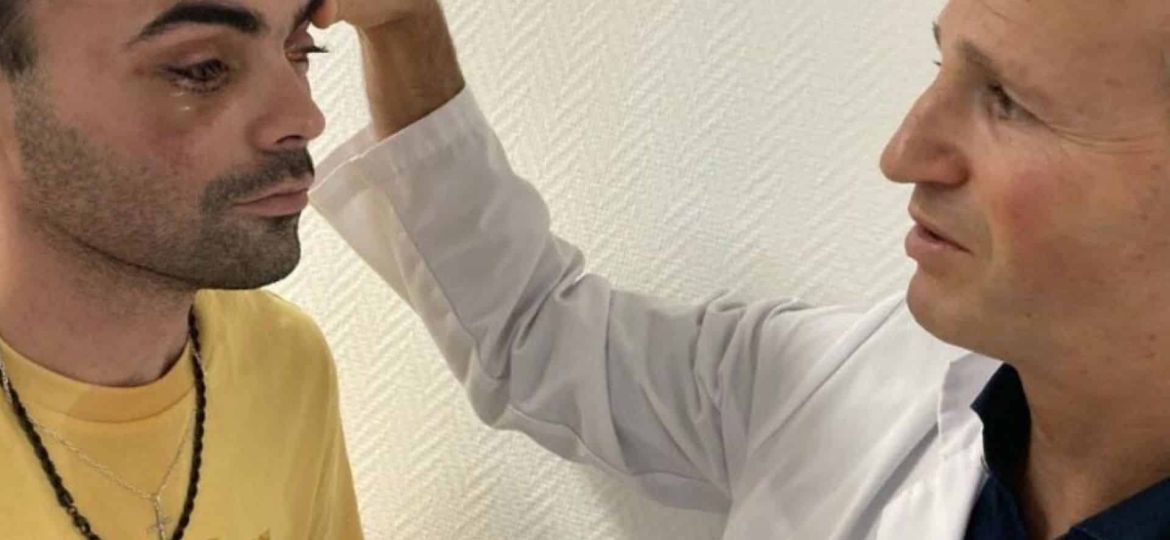 He regains his sight thanks to a tooth, bone, and plexiglass