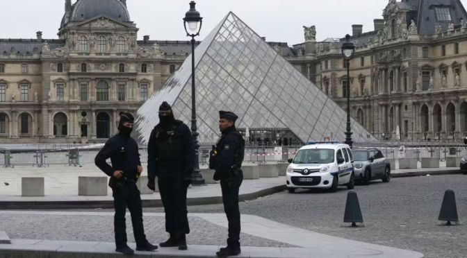 Louvre closes after daytime jewel heist
