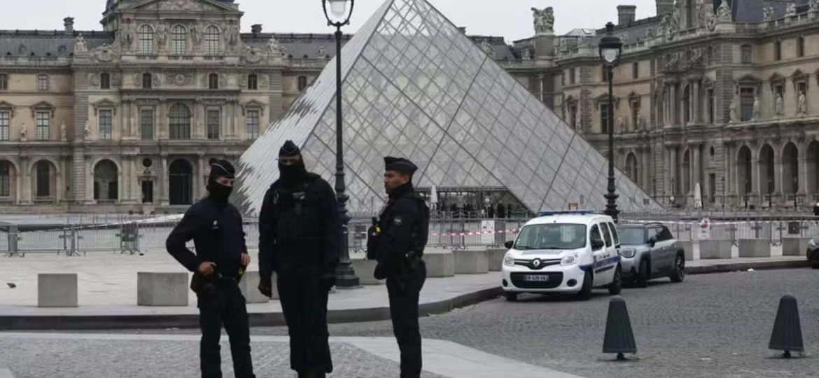 Louvre closes after daytime jewel heist