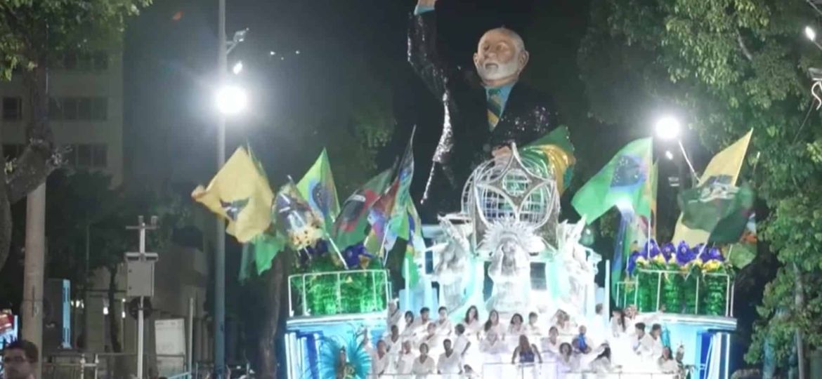 Giant Robot Tribute to President Lula Opens Rio Carnival